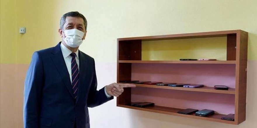 Bakan Selçuk'tan 'cep telefonunu elinden bırakamayan yetişkinlere' çağrı