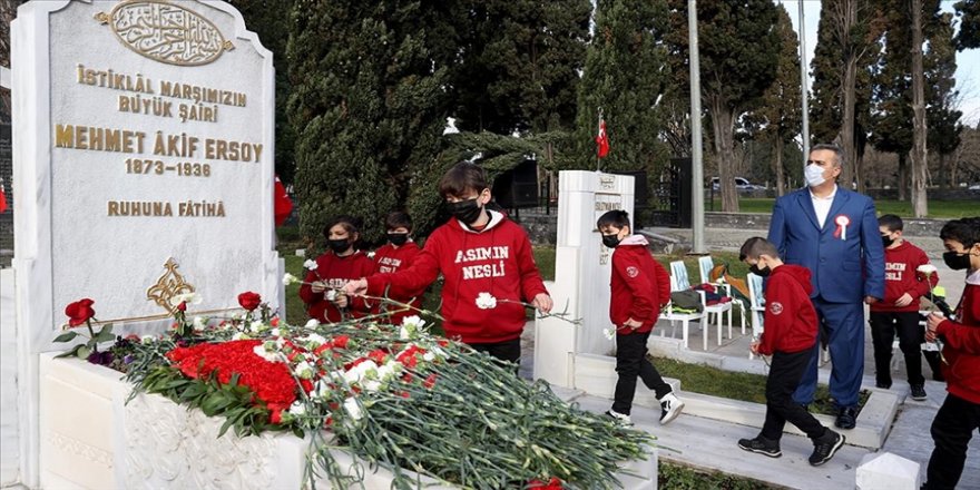 Milli şair Mehmet Akif Ersoy, kabri başında rahmetle yad edildi