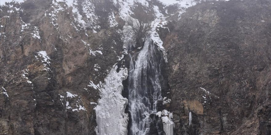 Susuz Şelalesi buz tuttu
