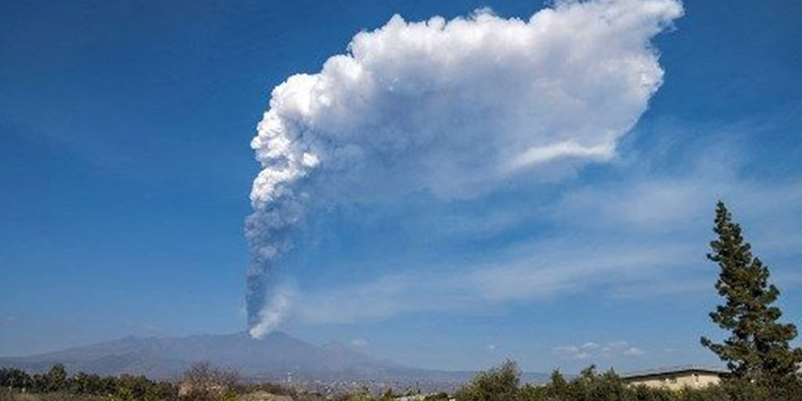 Etna Yanardağı son 25 günde 12 kere patladı