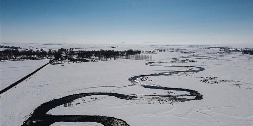 Kars'ın karla kaplı arazilerindeki menderesler hayran bıraktırıyor