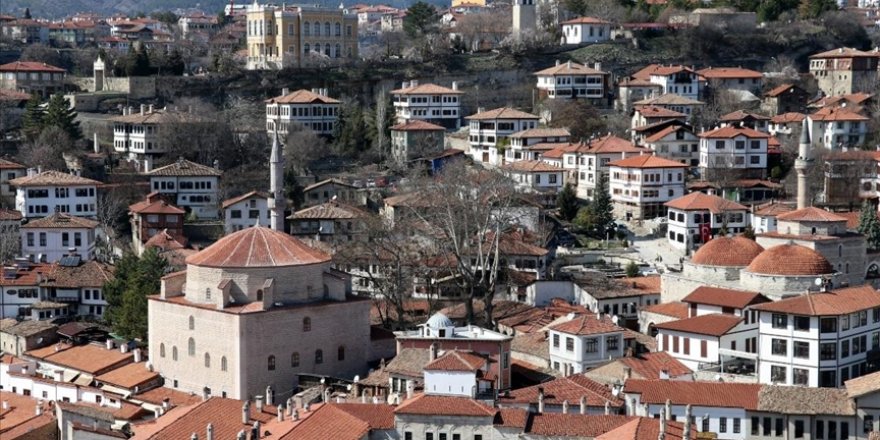 Tarihi konaklarıyla ünlü Safranbolu'da hafta sonu yoğunluğu