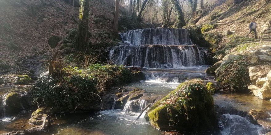 Traverten şelalesi görenleri hayran bırakıyor