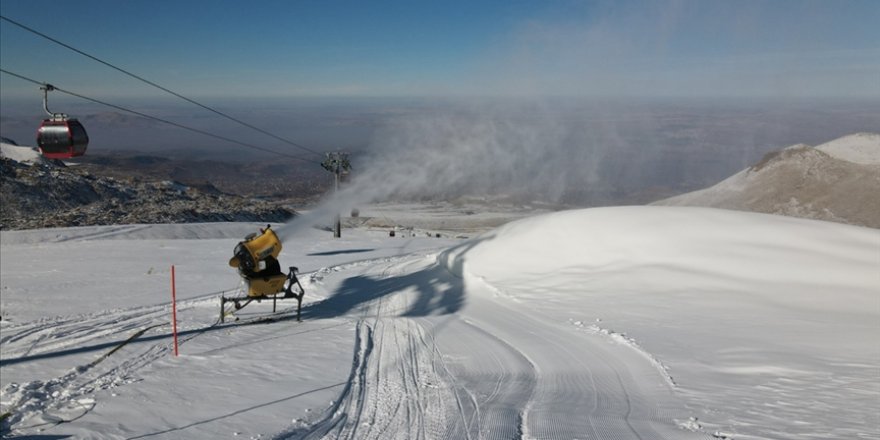 Erciyes'te kayak heyecanı bu sezon üretilen 540 bin metreküp suni kar ile renklendi