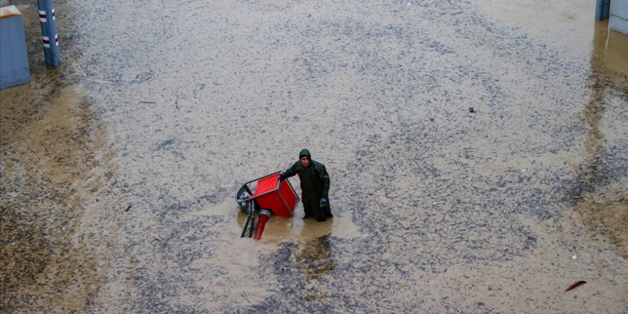 İzmir'de selden zarar gören 1228 aileye nakdi yardım dağıtılıyor