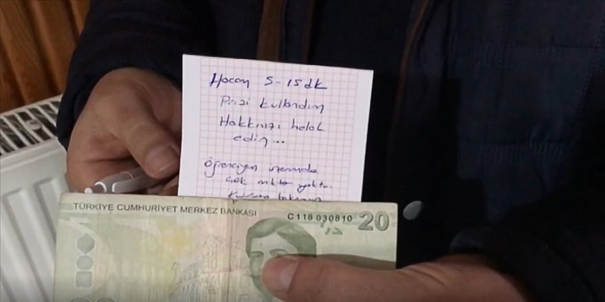 Camide telefonunu şarj eden gençten duygulandıran not