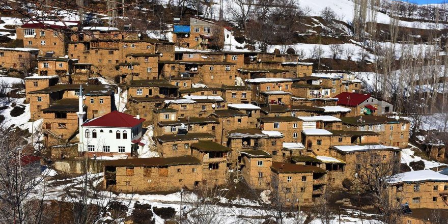 Kış güzelliğinin yansıdığı taş evler