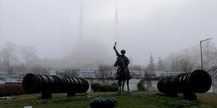 Selimiye Camisi sis altında gözden kayboldu