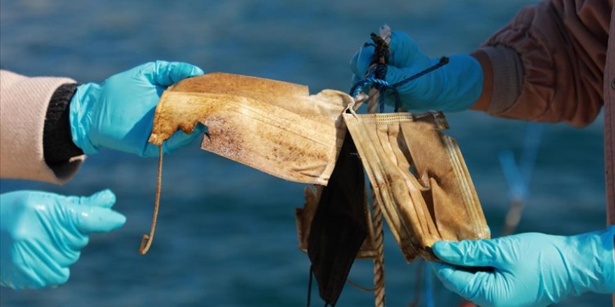 Denizlerden geçen yıl 11 ton maske ve eldiven toplandı