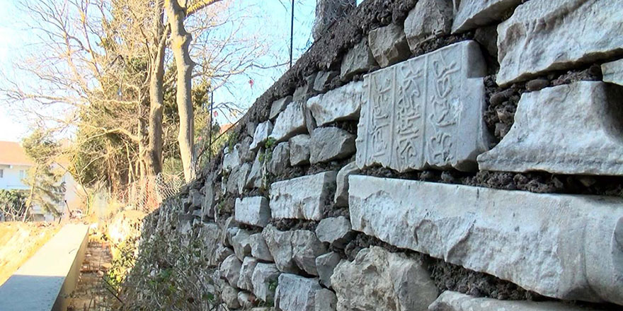 Tarihi mezar taşları duvar yapımında kullanılmış