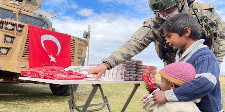 Mehmetçikten Barış Pınarı bölgesine insani yardım