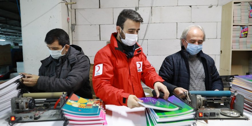 Kızılay’dan ihtiyaç sahibi öğrencilere tablet ve kırtasiye malzemesi desteği