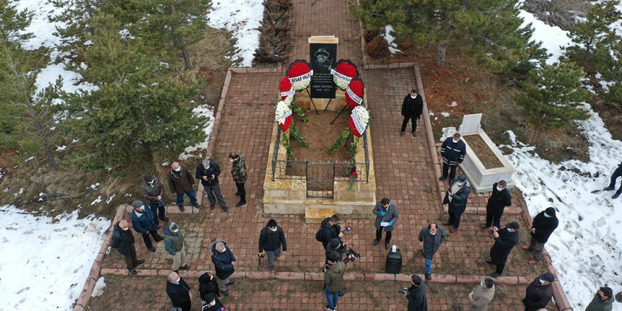 Aşık Veysel ölümünün 48. yılında Sivas'taki mezarı başında anıldı