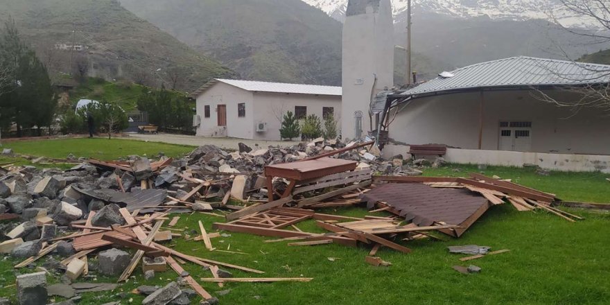 Şiddetli rüzgârın etkisiyle cami minaresi yıkıldı