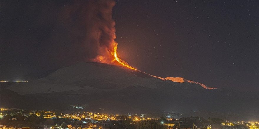Etna Yanardağı yeniden faaliyete geçti