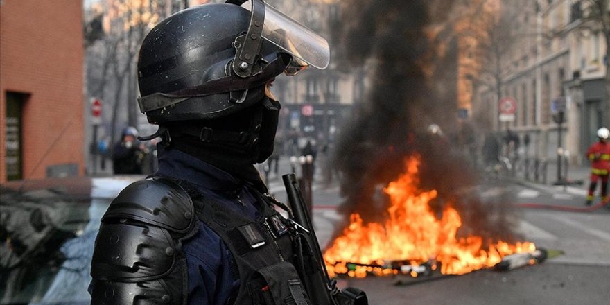 Fransa'da sarı yelekli eylemcinin gözünü kaybetmesine neden olan bir polise daha soruşturma