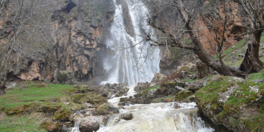 Şırnak'ta sağanak yağışın ardından şelaleler oluştu