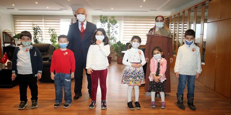7 haftada Kur’an-ı Kerim'i okumayı öğrenen minik öğrenciler ödüllendirildi