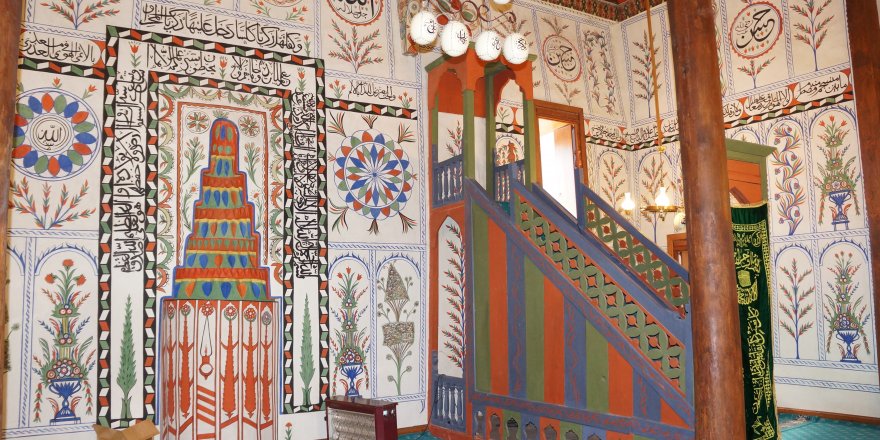 Çivi kullanılmadan yapılan tarihi ahşap cami ibadete açıldı