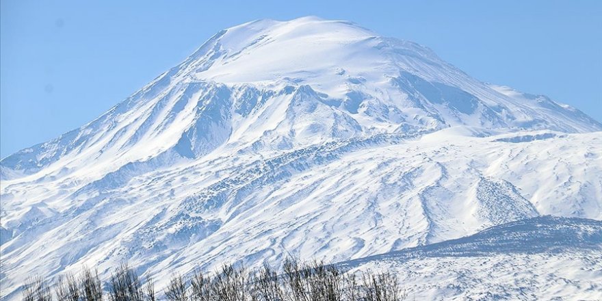 Ağrı Dağı eteklerinde karlar erimeye başladı