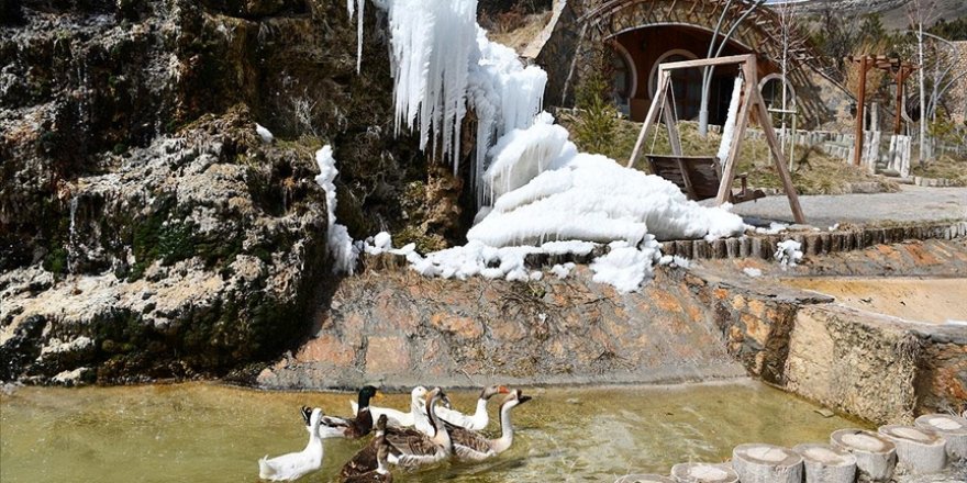 Sivas'taki 'Hobbit Evleri'nde kış ve baharın güzellikleri bir arada yaşanıyor