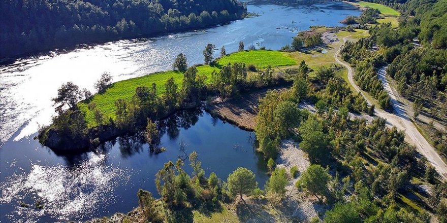 Ceyhan Nehri ilkbaharın renk cümbüşünü yansıtıyor