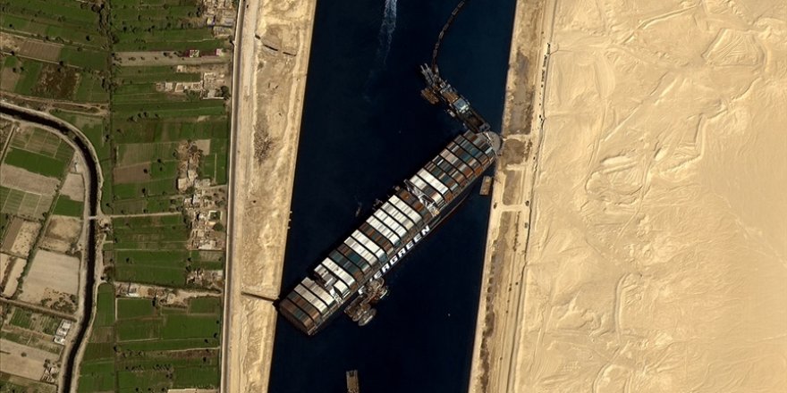 Kaza nedeniyle bekleyen tüm gemiler Süveyş Kanalı'ndan geçti