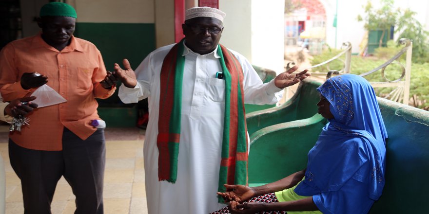 ​Müslümanların örtüsünden etkilenen Ugandalı Hristiyan genç kız İslamiyet'i seçti