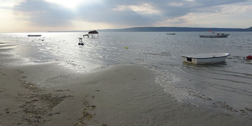 Çanakkale'de deniz suyu 20 metre kadar çekildi