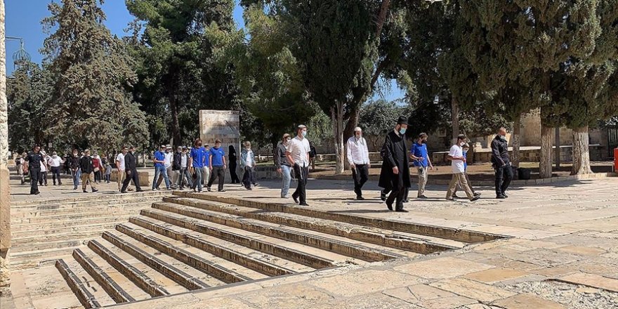Yüzlerce fanatik Yahudi İsrail polisinin gözetiminde Mescid-i Aksa'ya baskın düzenledi
