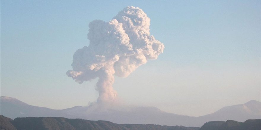 Yanardağın dumanları 2,5 kilometreye yükseldi