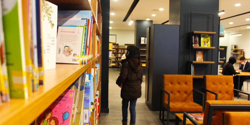 İstanbul'un ilk AVM kütüphanesinin müdavimleri 18-25 yaş arası gençler