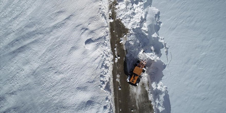 Erzurum'da 'kar kaplanları'nın ilkbahardaki zorlu karla mücadelesi drone ile görüntülendi