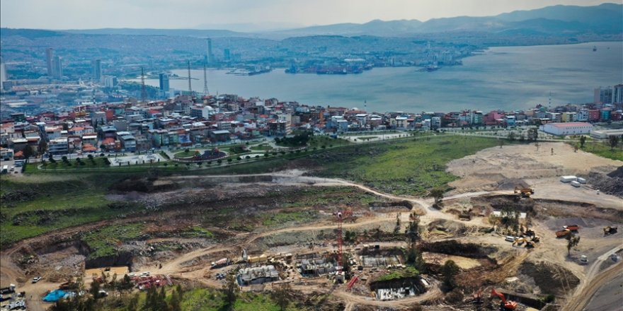 İzmir'de TOKİ tarafından depremzedeler için yapılan konutlar yükselmeye başladı