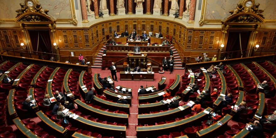 Fransa'da Müslümanların aleyhindeki yasa 120 milletvekili tarafından Konseye taşındı