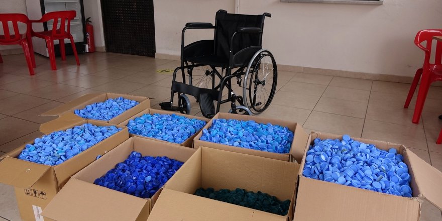 Plastik kapakla, 8 engelli tekerlekli sandalyeye kavuştu
