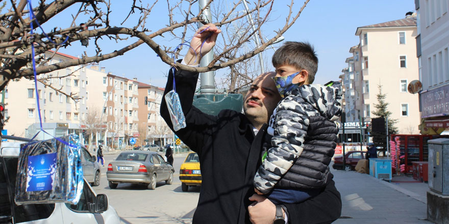 Erzurum'da ağaçlar 'kitap' açtı