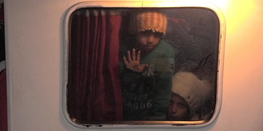 İzmir'de denize açılmak üzere olan arızalı teknedeki 109 sığınmacı kurtarıldı