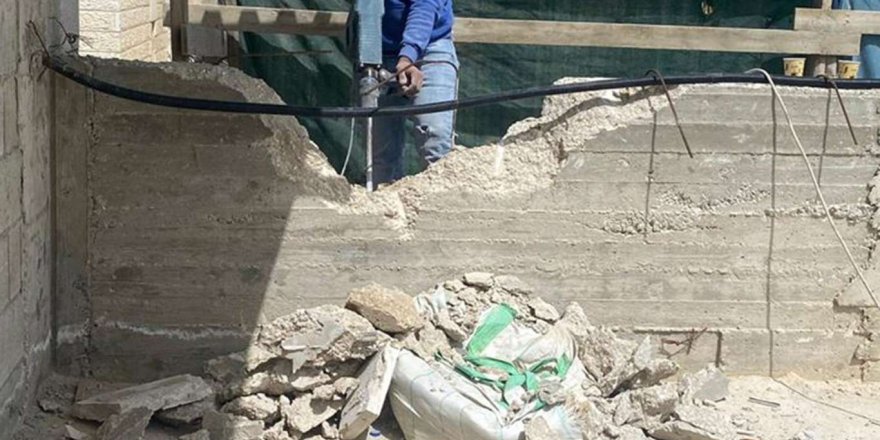 İşgalci İsrail, Kudüs'te 9 kişilik Filistinli aileye evini kendi elleriyle yıktırdı