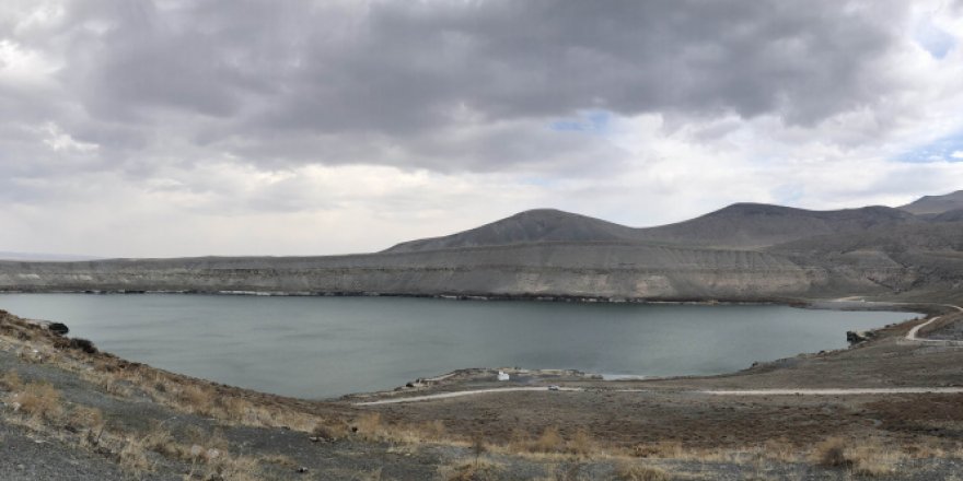 Acıgöl'de su seviyesi düşüyor çatlaklar oluşuyor