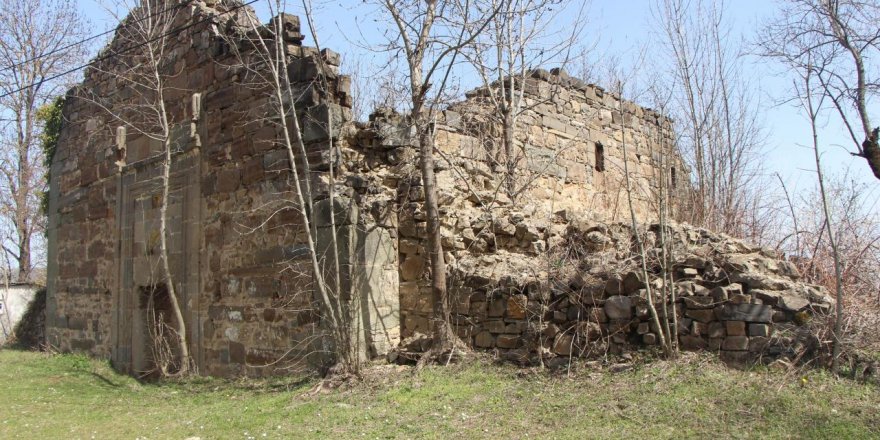 Defineciler tarihi kiliseyi talan etti