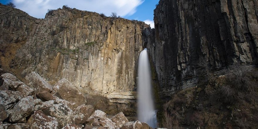 Karların erimesiyle canlanan 'Ekirek Şelalesi doğa ve fotoğraf tutkunlarını ağırlıyor