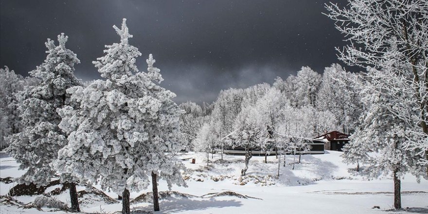 Nisan ayında yağan kar Domaniç Dağları'nı beyaza bürüdü