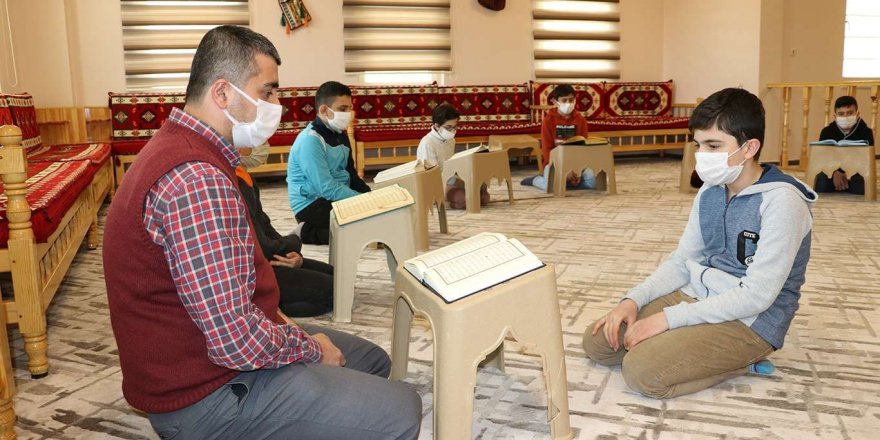 İmam hatip öğrencileri okul eğitimlerini hafızlıkla taçlandırıyor