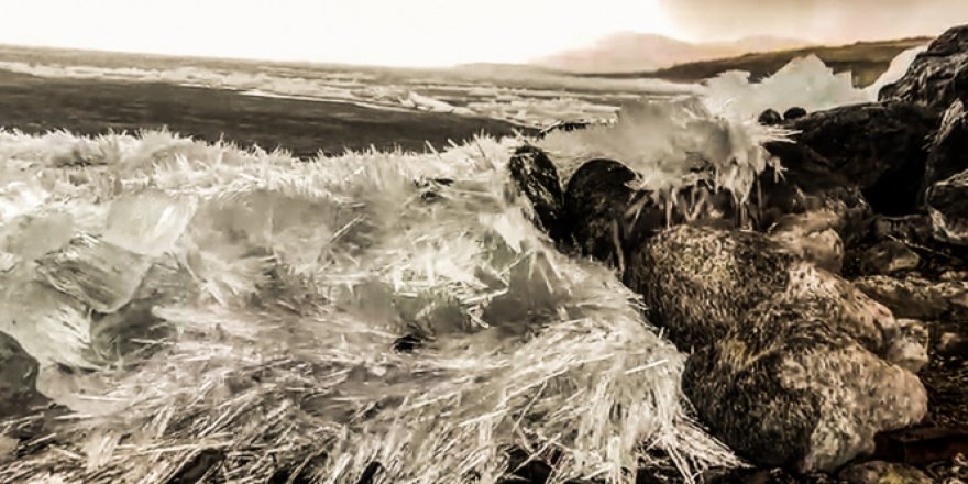 Çıldır gölünde çözülme başlayınca 'kristal göl'e dönüştü