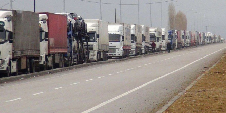 Türkiyeli şoförler 25 gündür bekletiliyor: Araç kuyruğu 200 kilometreye ulaştı