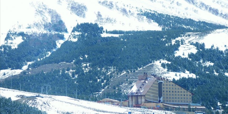 Erzurum ilkbaharda yeniden beyaza büründü