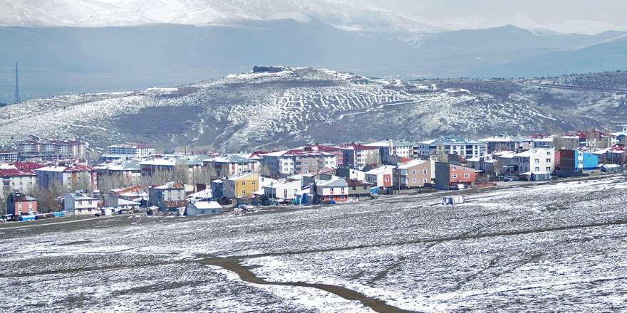 Muş'un yüksek kesimlerindeki köyler beyaza büründü