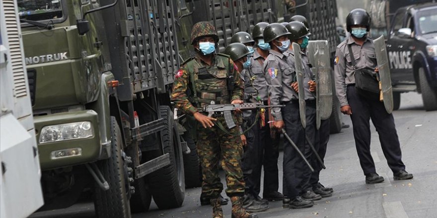 Myanmar ordusu 2 protestocuyu öldürdü, caminin bağış paralarını yağmaladı
