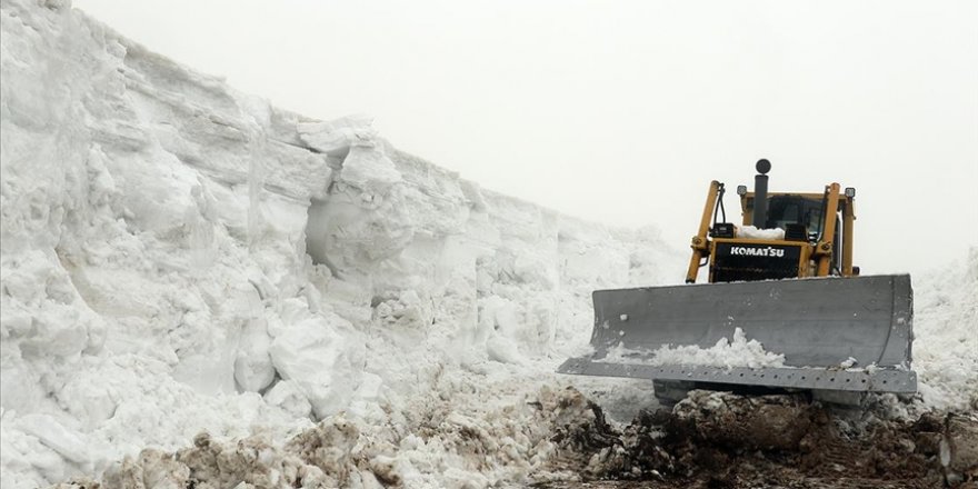 Ağrı'da 'kar kaplanları' nisanda da yoğun karla mücadele mesaisinde
